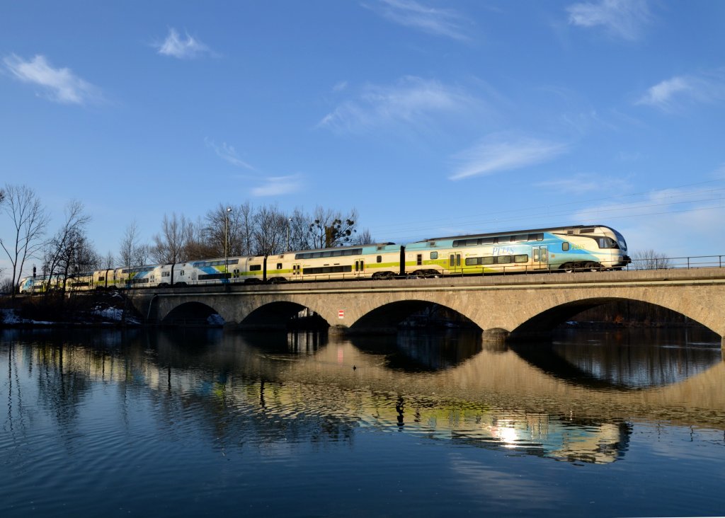 Ein Westbahn-KISS nach Wien West am 02.03.2013 auf der Saalachbr�cke bei Freilassing