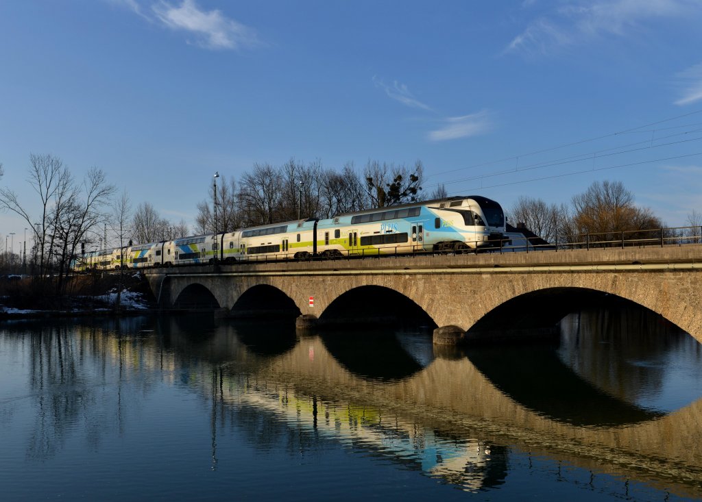 Ein Westbahn-KISS nach Wien West am 02.03.2013 auf der Saalachbrcke bei Freilassing.