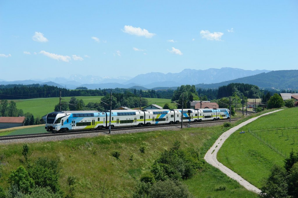 Ein Westbahnzug  KISS  nach Freilassing am 16.06.2012 unterwegs bei Pndorf.