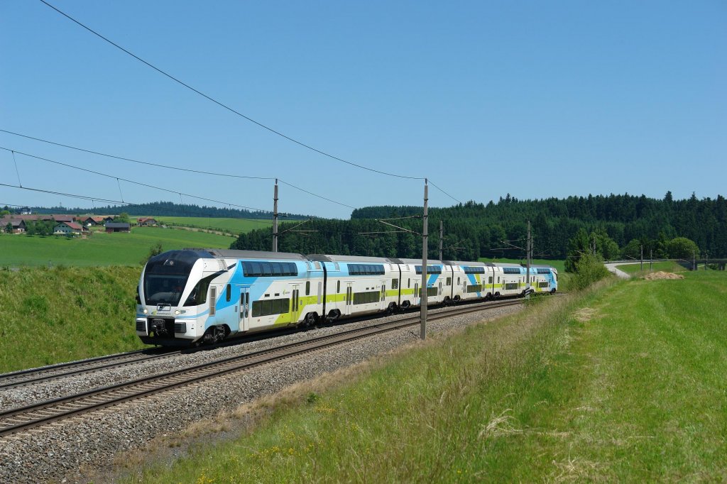 Ein Westbahnzug  KISS  von Wien West nach Freilassing am 16.06.2012 unterwegs bei Pndorf.