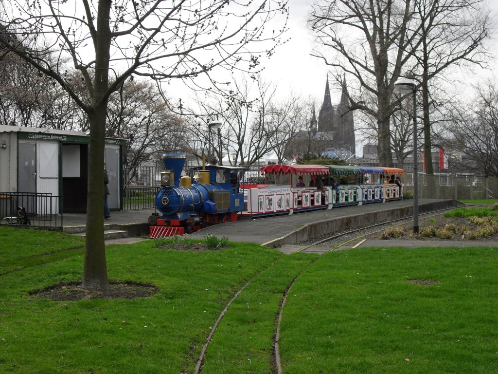 Ein Westernzug bei der Kleinbahn im Rheinpark in Kln.30.3.10.