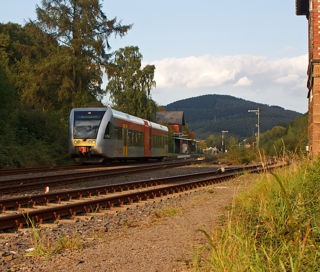 Ein Wettrennen am 15.09.2011 im Bf Herdorf, wer ist schneller:  Auf Gleis 1 der Stadler GTW 2/6 der Hellertalbahn oder auf Gleis 3 die Flugente. 
Einen Gru an den freudlichen Tf der Hellertalbahn zurck.