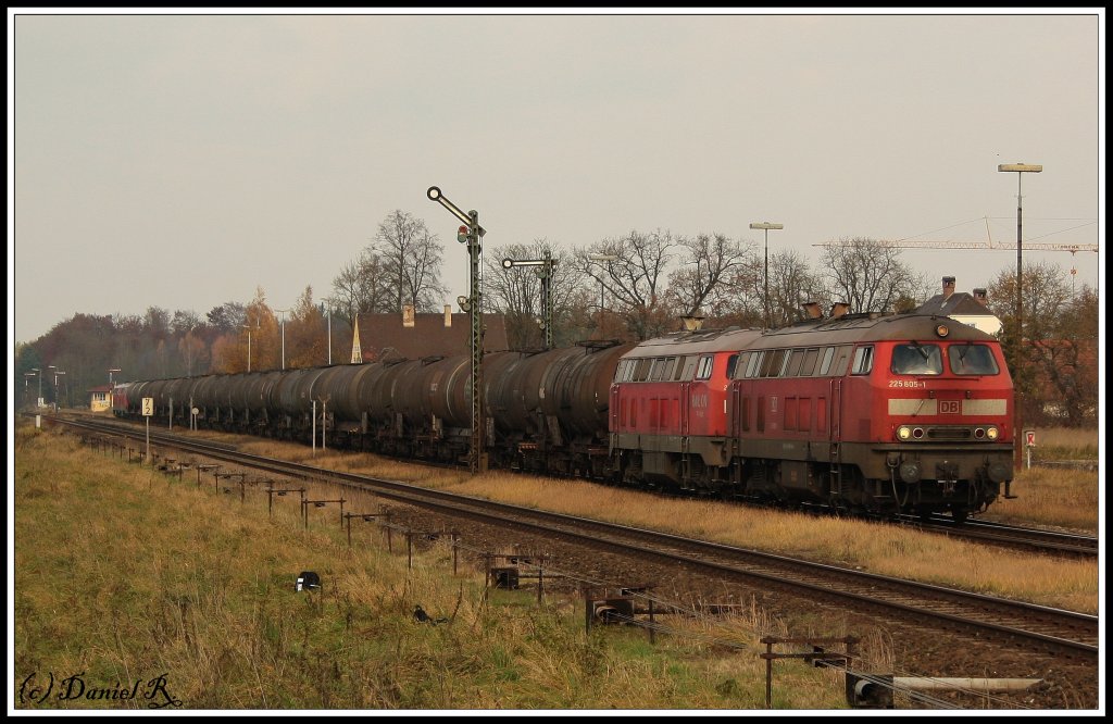 Ein wichtiger Punkt auf unserer Tagesordnung war natrlich eine der beiden Klassiker stellen in Tling. Auf dem Bild sind 225 805 und 225 032 (vorne) und 225 027 und eine weitere Schwesterlok (hinten) mit einem Kesselzug zu sehen. (03.11.10)