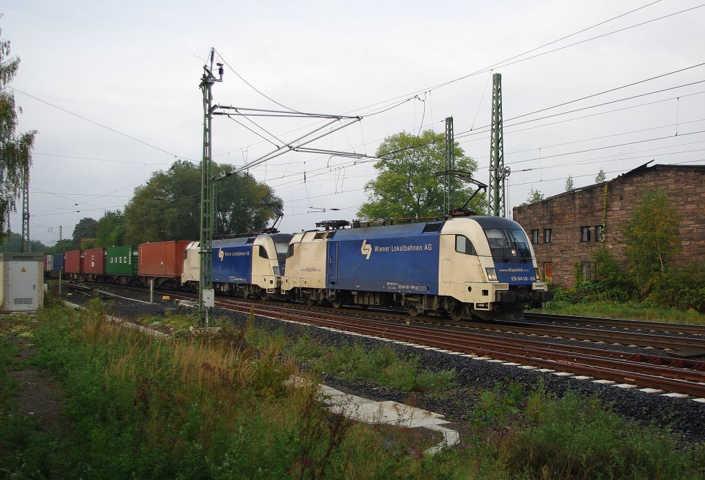 Ein Wiener Doppel in Eschwege West. ES 64 U2-019 und ES 64 U2-024 ziehen einen Containerzug in Richtung Norden. Aufgenommen am 30.09.2010 am B Eltmannshausen/Eschwege West.