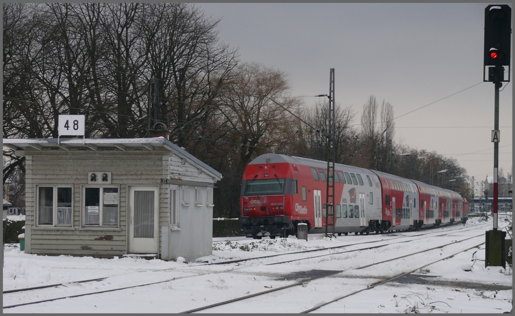 Ein Wiesel  CityShuttle  aus Bregenz erreicht den Schrankenposten 48 bei Lindau. (02.12.2010)