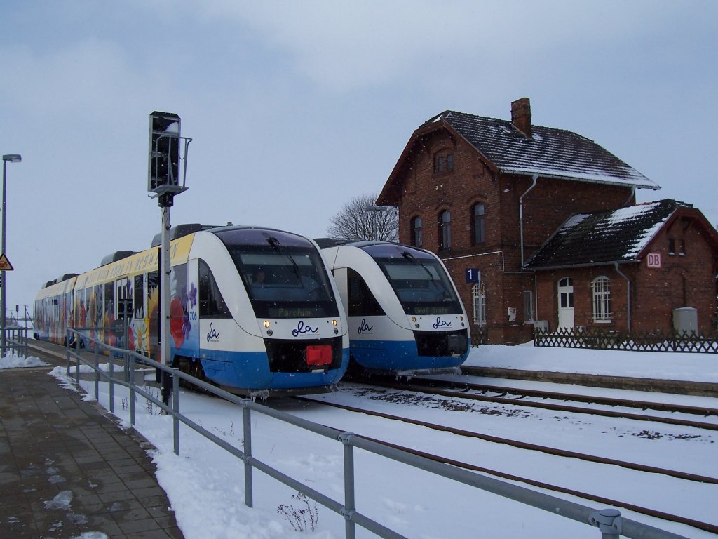 Ein Winterbild aus dem Jahre 2006 vom Bahnhof Gro Brtz an der Strecke Schwerin HBF - Rehna mit einer Zugkreuzung zweier LINT der OLA Schwerin