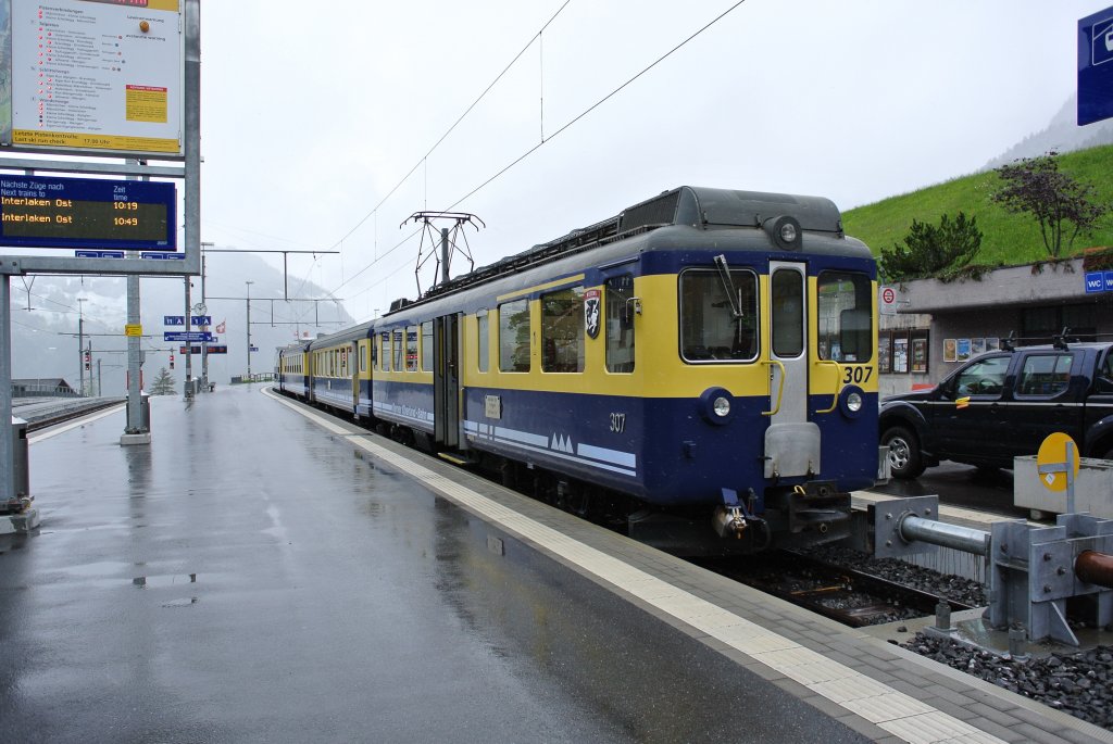 Ein Wintereinbruch im Mai: Der ABeh 4/4 307 steht mit einem Regionalzug bei leichtem Schneefall in Grindelwald, 16.05.2012.