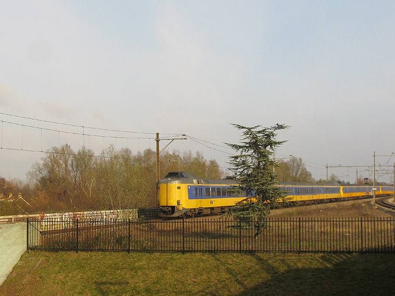 Ein wirklich seltsamer Zug (wahrscheinlich Sprinter von Almere Oostvaarders nach Hoofddorp) erreicht Duivendrecht am 22.11.2010.