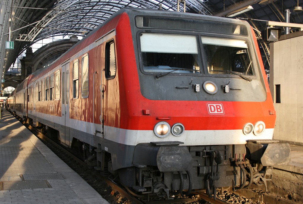 Ein Wittenberger mit weiteren Dosto steht als RE in Frankfurt am 21.10.2009 in der N�he vom Aufzug