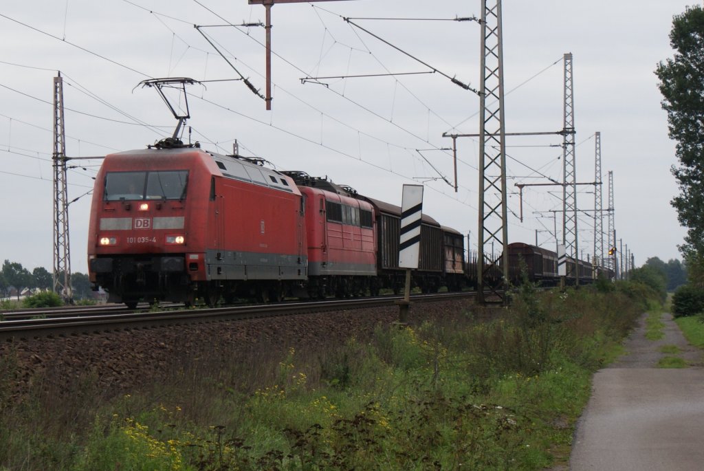 Ein wohl eher seltenes Bild,101 035-4 mit einem gemischten Gterzug und der 151 xxx am Haken am 11.09.2010 bei Dedensen/Gmmer. 