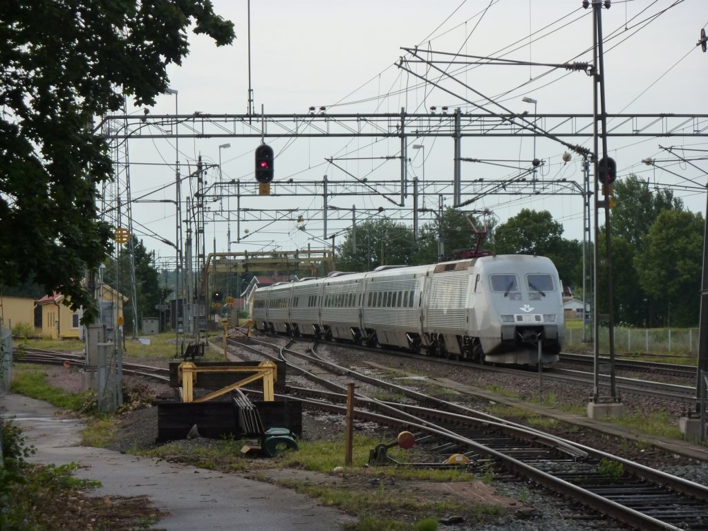 Ein X 2000 auf dem Weg von Gteborg nach Stockholm C durchfhrt den Bahnhof Treboda am 18.7.2011.