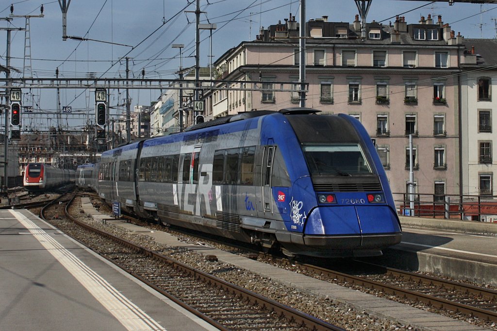 Ein X 72680 am 30.06.2009 bei der Ausfahrt aus Genf im Hintergrund f�hrt gerade in ICN ein. 