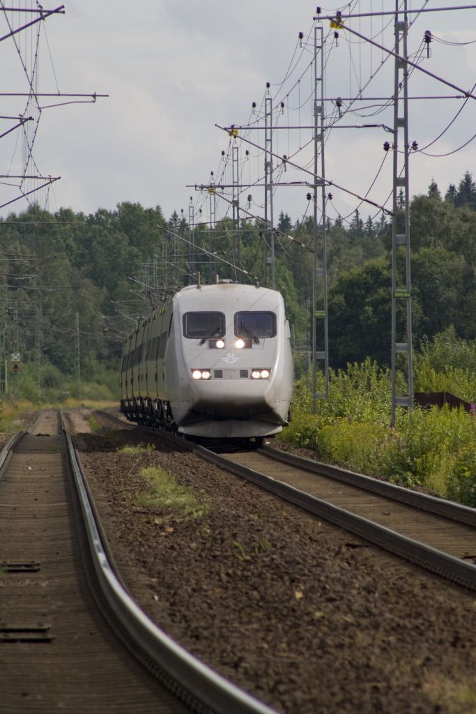 Ein X2 fhrt am 18.07.2011 von Sden kommend in Nssj Central ein.