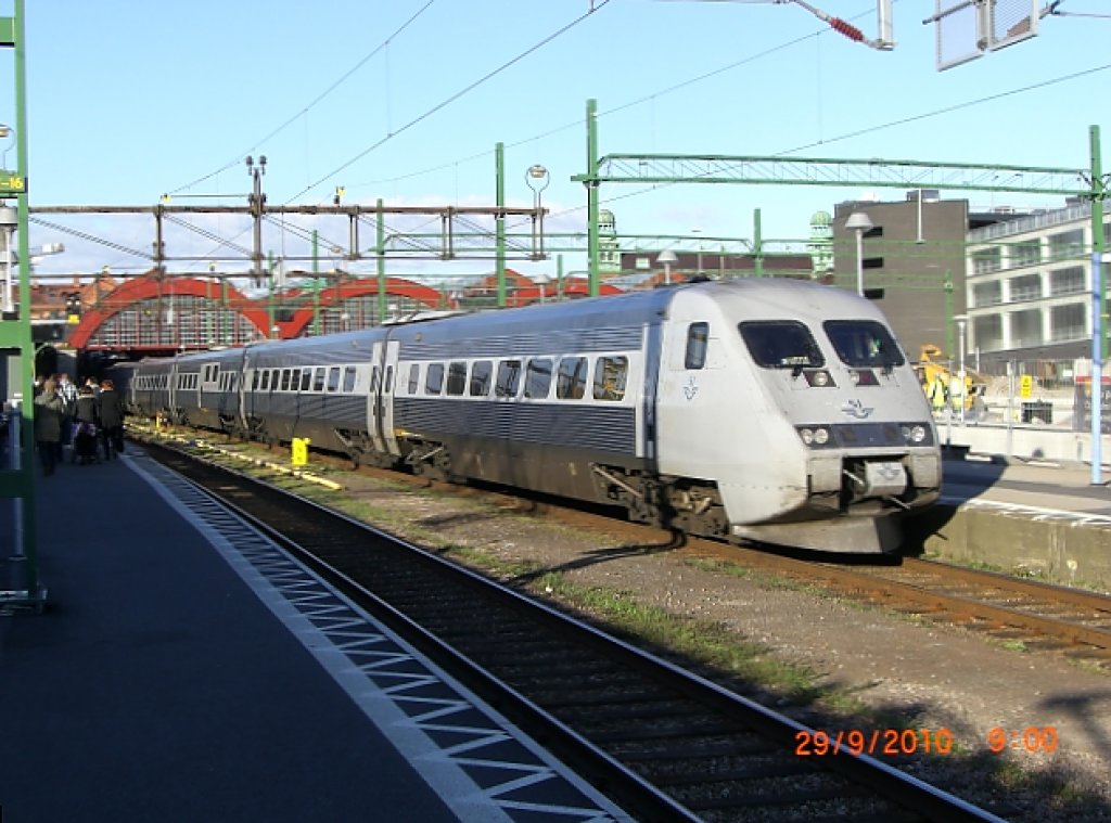 Ein X2000 im Bahnhoff von Malm