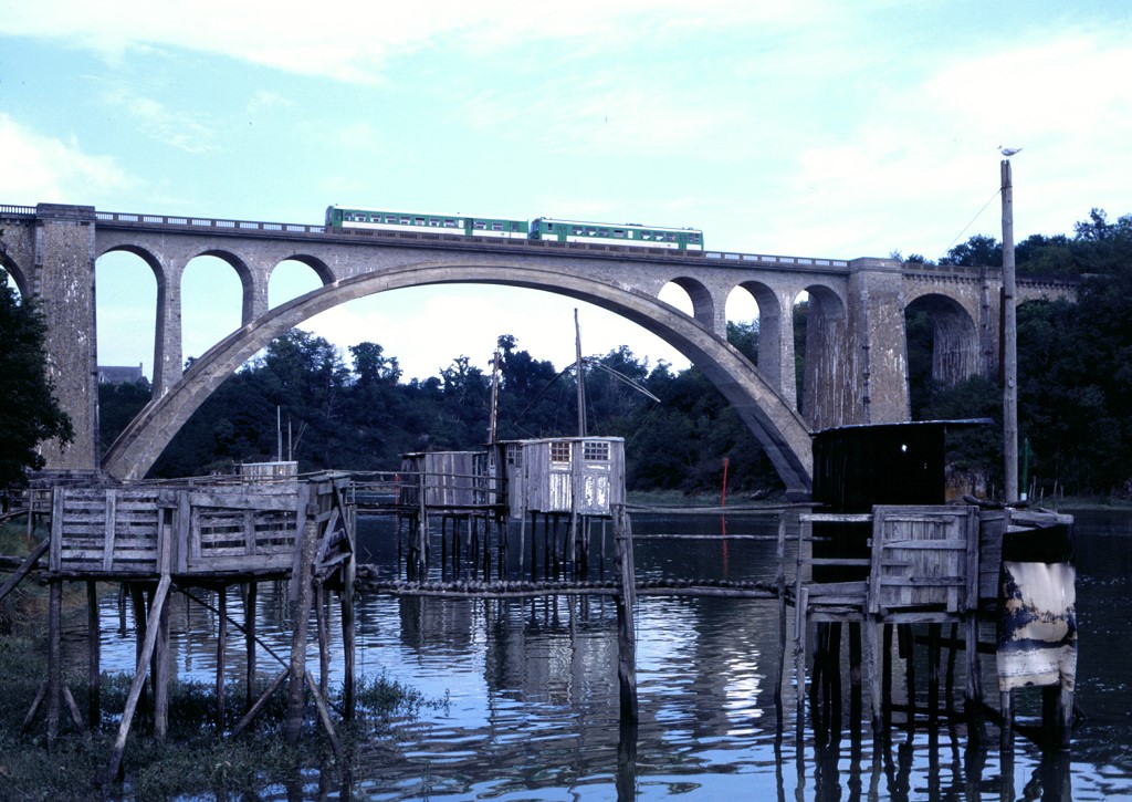Ein x2200 �berquert die Rance bei La Hisse unweit Dinan (Bretagne), 25.08.1997, Zug 88628.