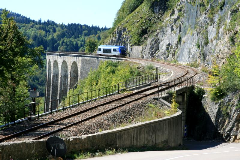Ein X73500 hat aus Richtung Morbier kommend den Viaduct des Crottes berquert und fhrt in Richtung Morez; 10.09.2011