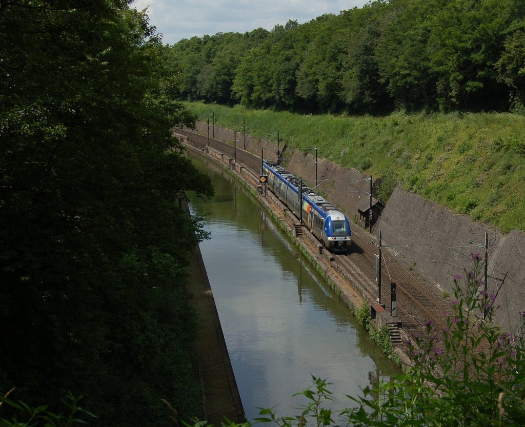 Ein Z 27500 der SNCF als RE 30305, Metz Ville - Strasbourg, fhrt zwischen Reding & Arzviller (kein Halt) am Rhein-Marne-Kanal entlang und wird bald den nchsten Halt Lutzelbourg erreichen. 18.07.2012