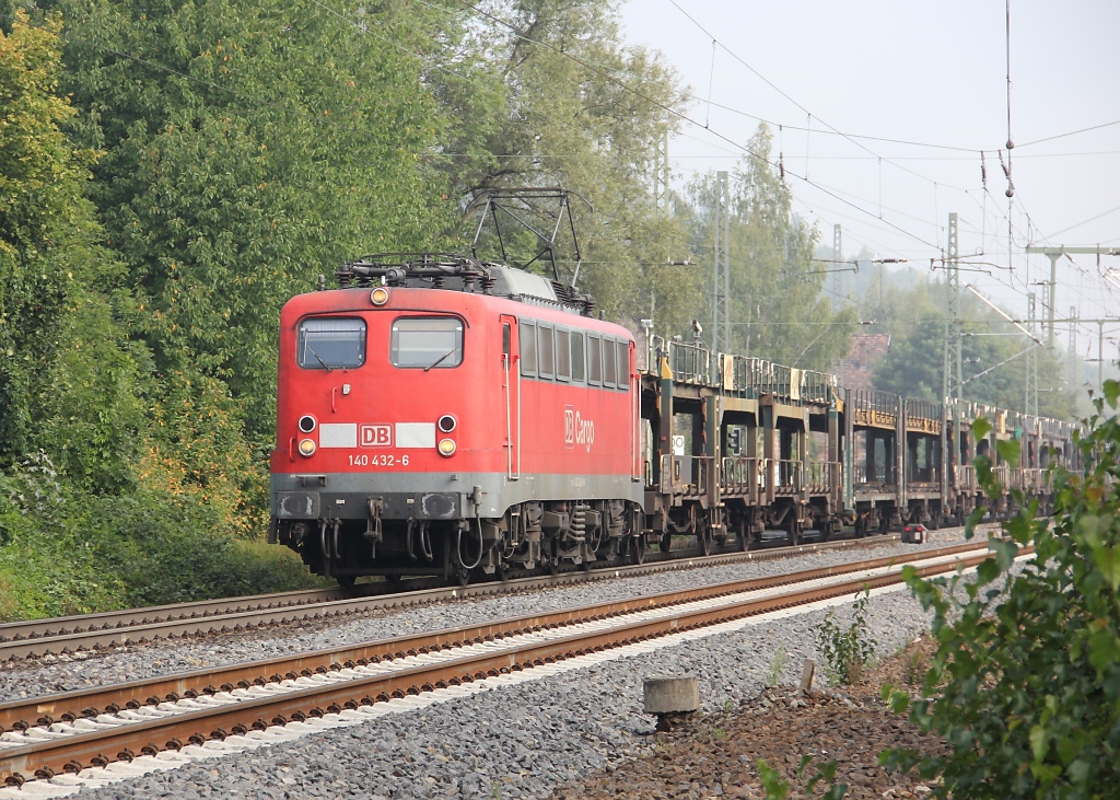 Ein Zahlendreher h�tte gen�gt, um aus dieser roten alten Dame ein ozean-blau-beige zu machen ;) 140 432-6 mit leeren ARS Autotransportwagen Fahrtrichtung S�den. Aufgenommen am B� Eltmannshausen/Oberhone am 01.09.2011.