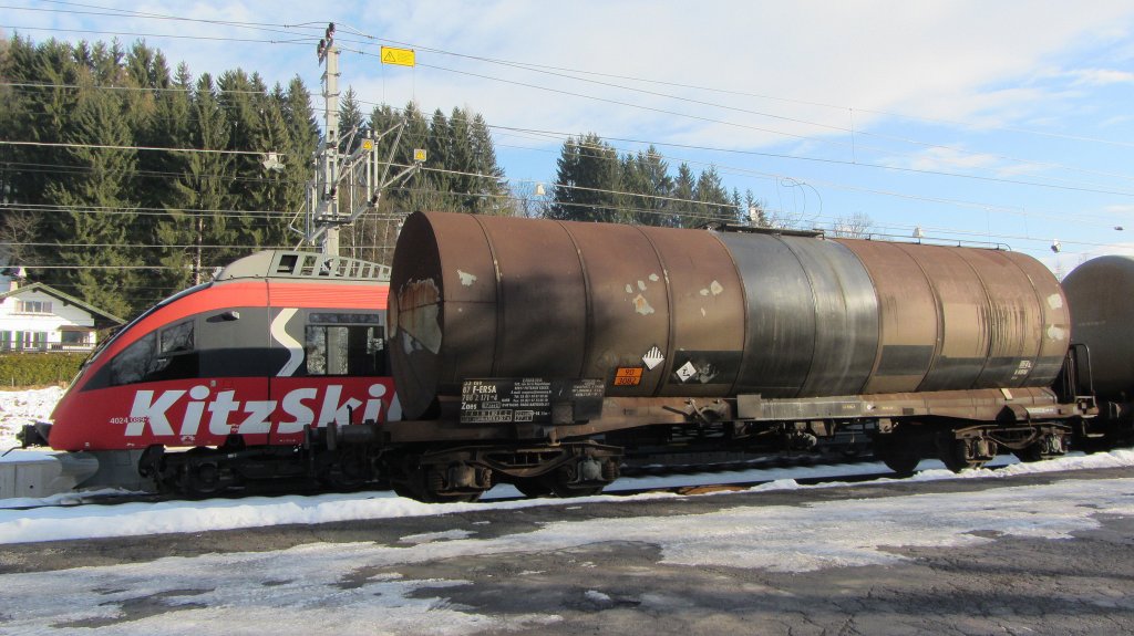 Ein Zaos-Kesselwagen in Kitzbhel abgestellt. Dahinter wartet 4024 089-7  KitzSki  auf die Fahrt als  Kitz-Ski-Express  (RE) nach Rosenheim.(30.12.2012)