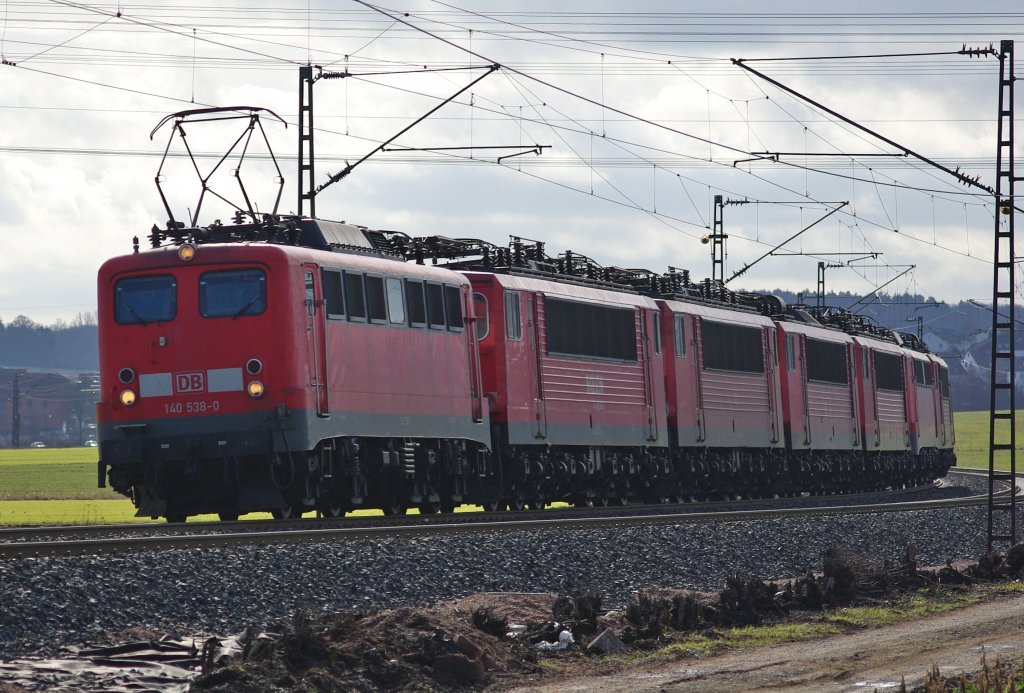 Ein ziemlich eckiger Lokzug angefhrt von 140 538 mit 155 223/089/105/018/ 140 491 und 155 267 als (Tfzf 69590 RMR - HSR (Sdl.)). Hier zwischen Friedlos und Mecklar mit Fahrtrichtung Norden. Aufgenommen am 27.02.2010.