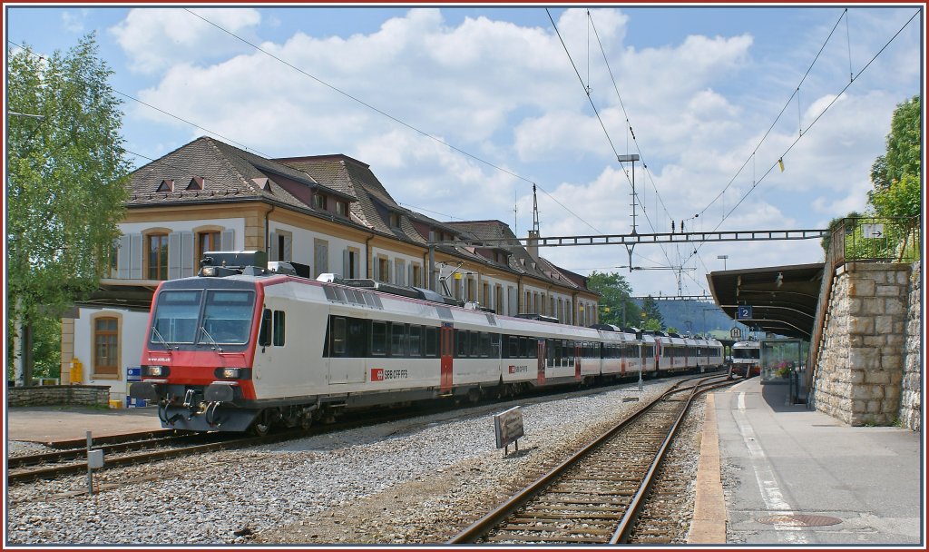 Ein ziemlich langer  Domino  wartet in Le Locle als RE 2771 nach Neuchâtel auf die Abfahrt: RBDe 560, B, ABt, ABt, RBDe 560. 
25. Juni 2010