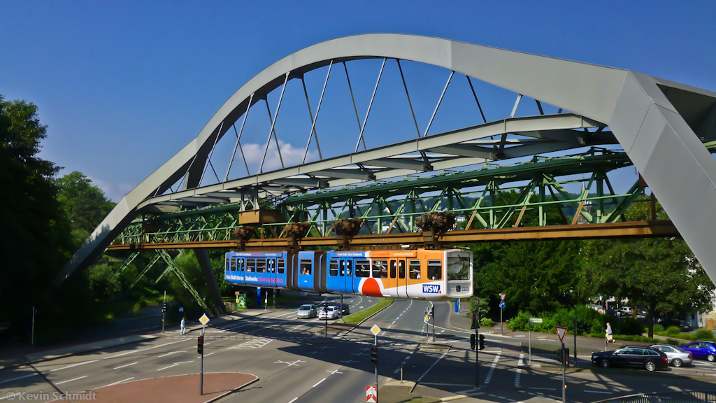 Ein Zug der <a href= http://www.schwebebahn.de/html/fs_start.htm >Wuppertaler Schwebebahn</a> überquert die Bundesallee (B 7) nahe der Haltestelle Ohligsmühle. (06.07.2013)
