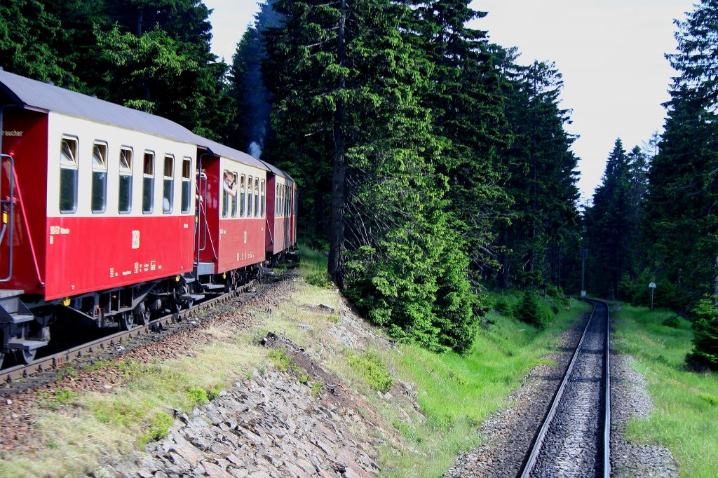 Ein Zug am 02.07.2010 auf dem Ausweich-Stumpfgleis auf der Brockenstrecke zwischen Bf. Schierke und Bf. Brocken. Dieses Gleis wurde eingerichtet, um die Durchlafhigkeit der eingleisigen Strecke zu erhhen. Nachdem der von Schierke kommende Gegenzug (in welchem ich mich zum Zeitpunkt der Aufnahme befinde) die Stelle passiert hat, wird der auf dem Ausweichgleis stehende Zug zurckgedrckt und setzt seine Fahrt in Richtung Schierke fort.