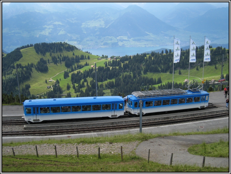 Ein Zug aus Arth-Goldau in voller Pracht in der Endstation Rigi-Kulm. (22.07.2009)