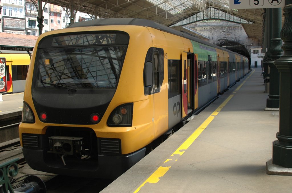 Ein Zug im Bahnhof Porto/Portugal aufgenommen am 20.05.2010.