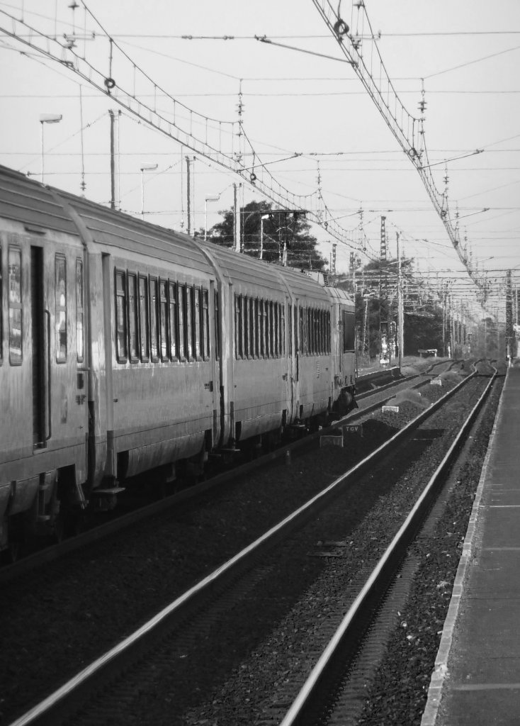 Ein Zug der Bauart BB 22200 steht im Bahnhof von Agde (Oktober 2011)