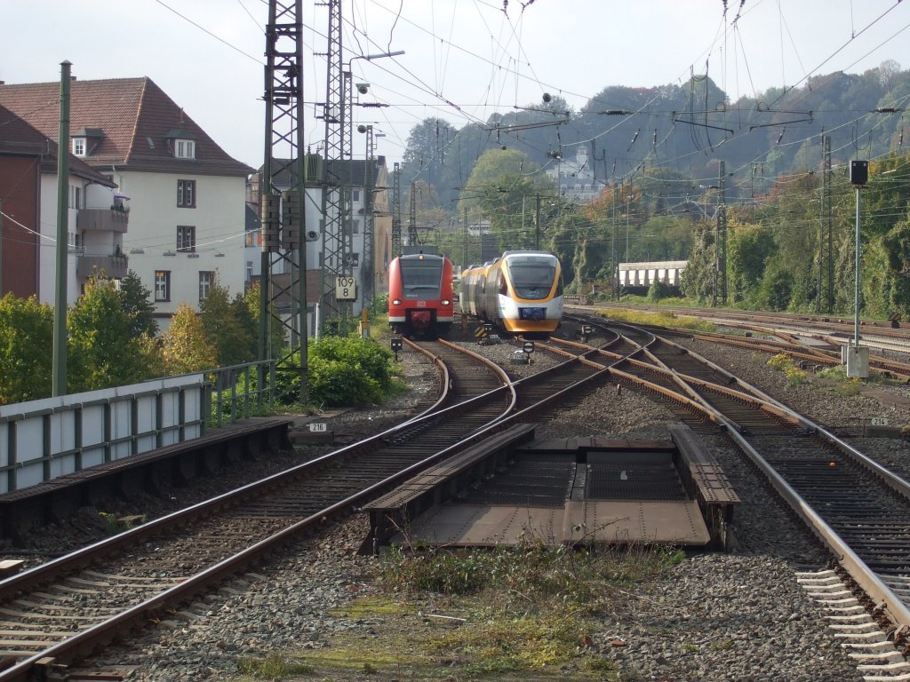 Ein Zug der Baureihe 425 und ein Triebwagen der eurobahn (Baureihe 643) stehen auf den Abstellgleisen vor dem Bielefelder Hauptbahnhof. Aufgenommen am 13.10.2010.