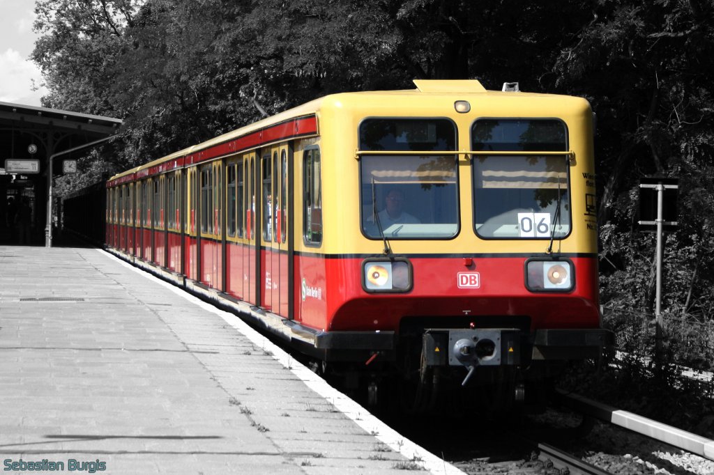 Ein Zug der Baureihe 485 steht abfahrbereit in Richtung Erkner in Berlin-Karlshorst (14.08.2012)
