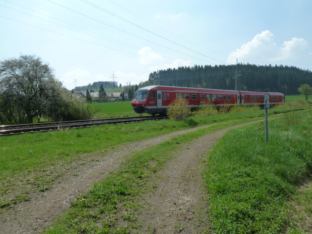 Ein Zug der Baureihe 610 f�hrt hier als RE nach Hof Hauptbahnhof zwischen Hof und Oberkotzau, fotografiert am 05.05.2013.