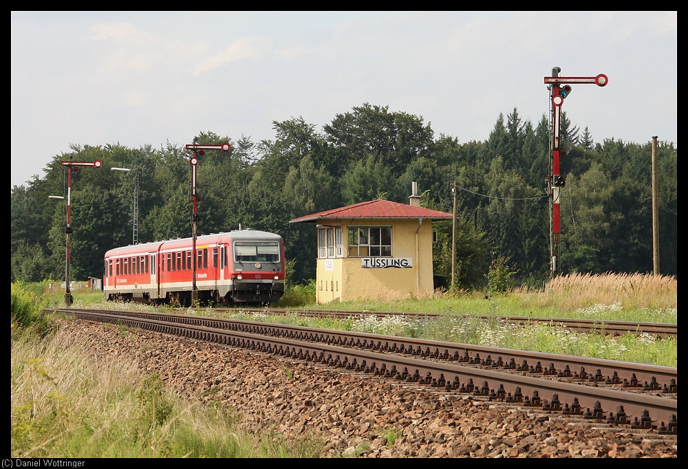
Ein Zug der Baureihe 628 fhrt am 12. August 2010 in den Bahnhof Tssling ein.