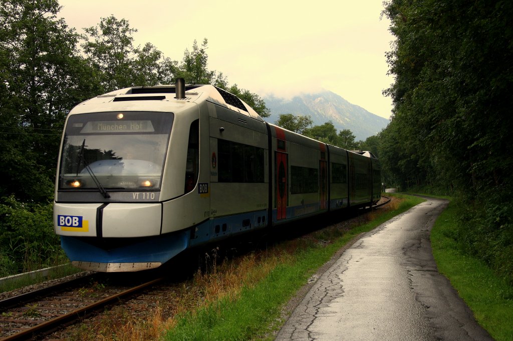 Ein Zug der Bayrischen Oberlandbahn (BOB) bei Schliersee am 10.07.2011