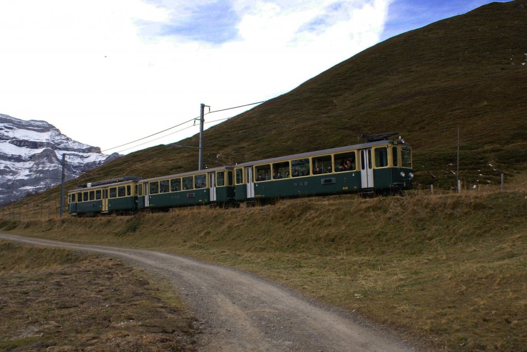 Ein Zug bestehend aus den Bt 272 und 261 sowie dem BDhe 4/4 108 erklimmt am 31.10.09  die letzten Meter hinauf zur Kleinen Scheidegg.