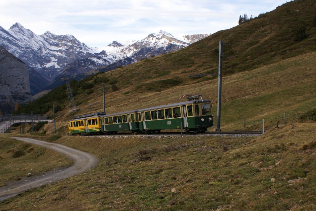 Ein Zug bestehend aus dem Bt 268, dem B 221 in der Mitte und dem BDhe 4/4 123 am Zugsschluss bezwingt am 31.10.09 die letzten Meter hinauf zur Kleinen Scheidegg.