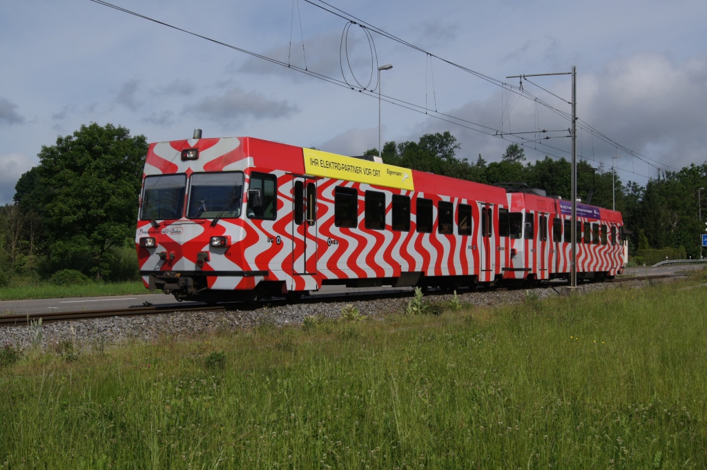 Ein Zug bestehend aus dem Bt 113 und dem Be 4/4 17 fhrt am 14.6.12 von Jakobstal Richtung Wiesengrund.