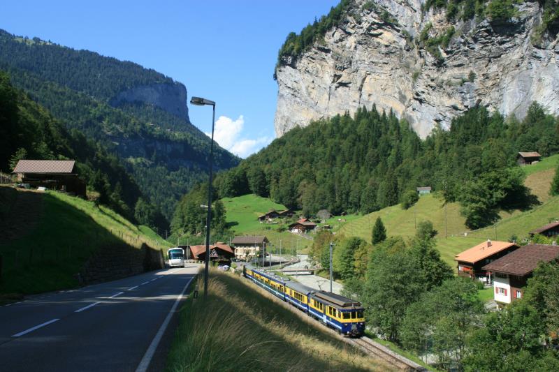 Ein Zug der BOB im Lauterbrunnental; 20.08.2011