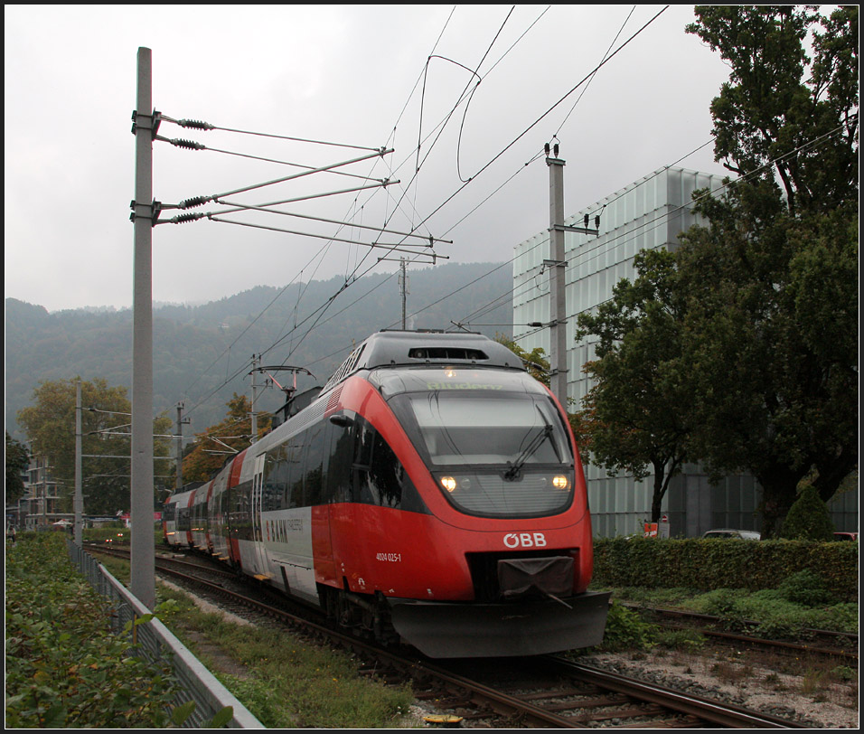 Ein Zug der BR 4024 und das Bregenzer Kunstmuseum. 

14.10.2010 (M)