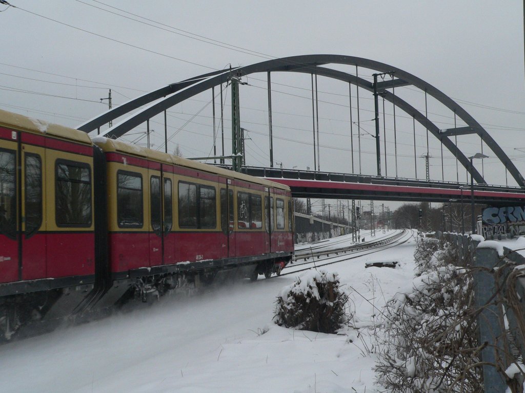 Ein Zug der BR 481 unterquert eine Brcke, die den Betriebsbahnhof Rummelsburg mit dem Nordring verbindet. ber diese Verbindung knnen Zge vom Gesundbrunnen zum Betriebswerk fahren. 31.12.2009