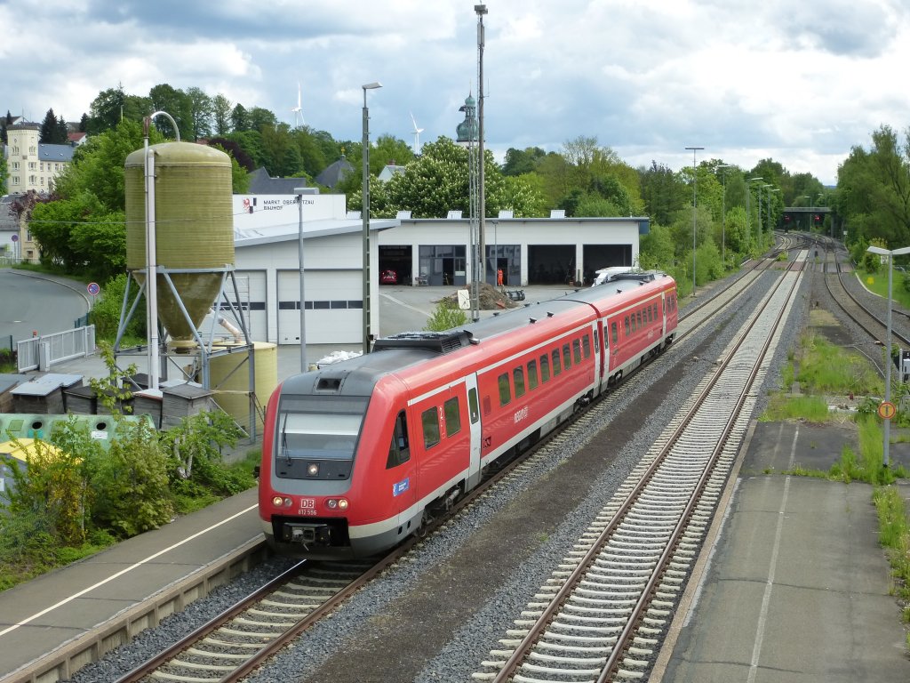 Ein Zug der BR 612 durchfährt am 21. Mai 2013 den Bahnhof von Oberkotzau.