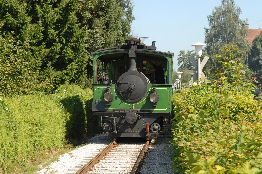 Ein Zug der Chiemseebahn auf dem Streckenabschnitt entlang des Eschenweges in Prien. 24.08.2009