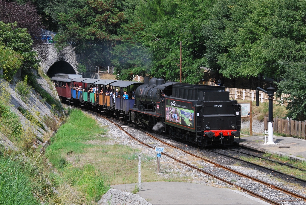 Ein Zug des Train  vapeur des Cvennes, bespannt von der Dampflokomotive 140-C-27, fhrt am 24. August 2011 den Bahnhof von Anduze ein. An diesem Bahnhof fngt die Museumseisenbahn an und fhrt entlang dem Fluss Gardon nach Saint-Jean-du-Gard.