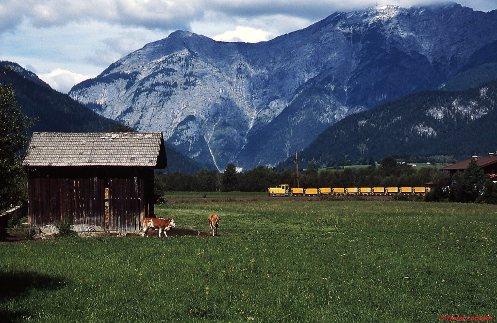 Ein Zug der Diabasbahn Saalfelden im Juni 2000 kurz vor dem Diabaswerk. Der rege Verkehr auf dieser Werkbahn mit 600 mm Spurweite wurde nur durch eine einstündige Mittagspause unterbrochen. Obwohl nur 1,2 km lang bot sie zahlreiche Fotomotive. 