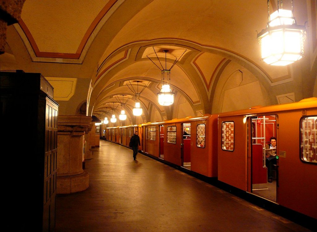 Ein Zug im eindrucksvollen Bahnhof Heidelberger Strasse; ganz rechts Wagen 672. 5.November 2009. 