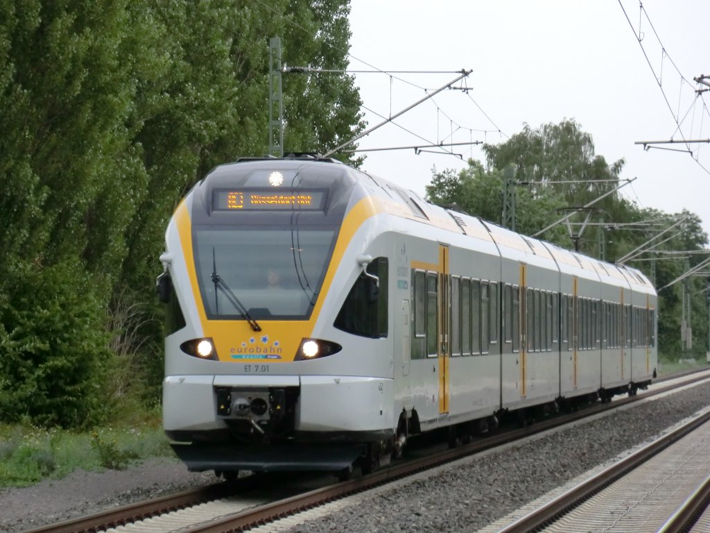 Ein Zug der Eurobahn fhrt am 4.8.10 als RE nach Dsseldorf in Nordbgge ein.
