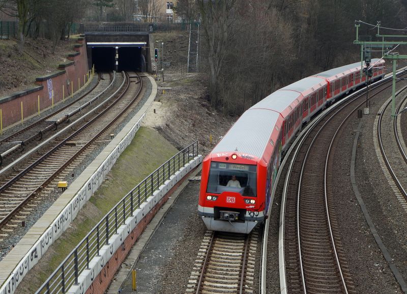 Ein Zug der Hamburger S-Bahnlinie S1 kurz vor dem Bahnhof  Berliner Tor . Links im Bild die Gleise der U-Bahnlinie nach Barmbek. 11.3.2011