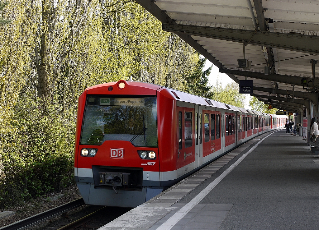 Ein Zug der Hamburger S-Bahnlinie S1 in der Station  Alte Whr . 5.5.2013