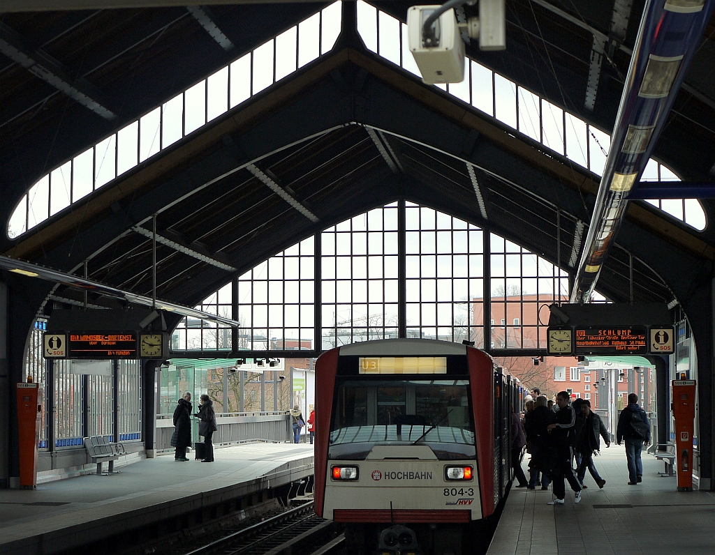 Ein Zug der Hamburger U-Bahn-Linie U3 in der Station  Hamburger Strae . Das Stationsgebude wurde im 2. Weltkrieg weitgehend zerstrt. Bei der Restaurierung hat man sich von  damals  inspirieren lassen - gelungen. 14.4.2013
